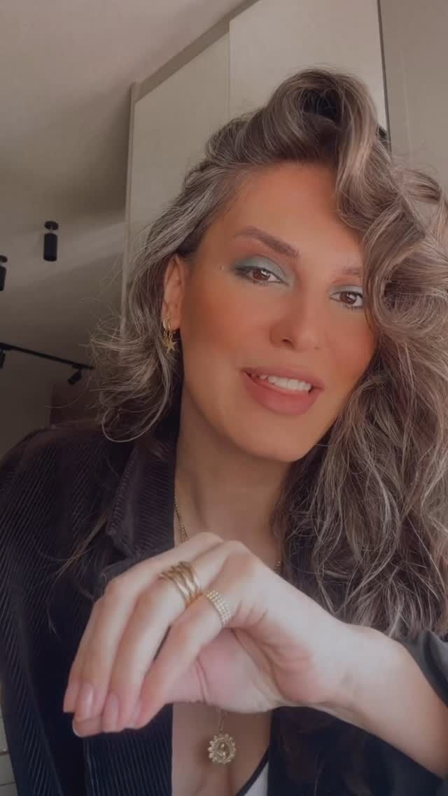 Çdo unazë propozimi qe dizajnojmë është një pasqyrim i stilit të nuses për të cilën krijohet. Dizajni i unazës ERIONA lindi nga dëshira për të përfaqësuar butësinë dhe forcën që bashkëjetojnë në një personalitet të qetë por të thellë. Frymëzimi erdhi nga vetë karakteri i saj: elegante në mënyrë të natyrshme, me një ndjeshmëri të veçantë ndaj detajeve të vogla që kanë domethënie të madhe. Kjo unazë mishëron stilin e saj të sofistikuar, por pa zhurmë – një kombinim i harmonishëm mes finesës dhe qëndrueshmërisë, ashtu si dashuria që ajo përfaqëson @erionasejdiu @blendrexhepi1 Urime përvjetori i parë ❤️
